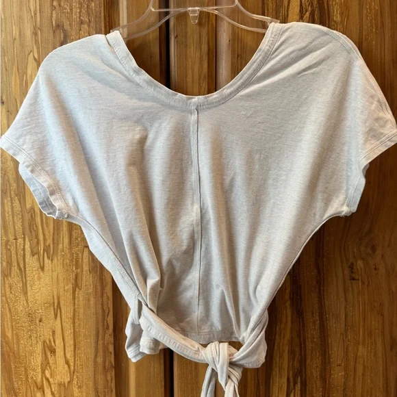 Like new lululemon It’s a tie tee beige size 4 - Picture 5 of 14